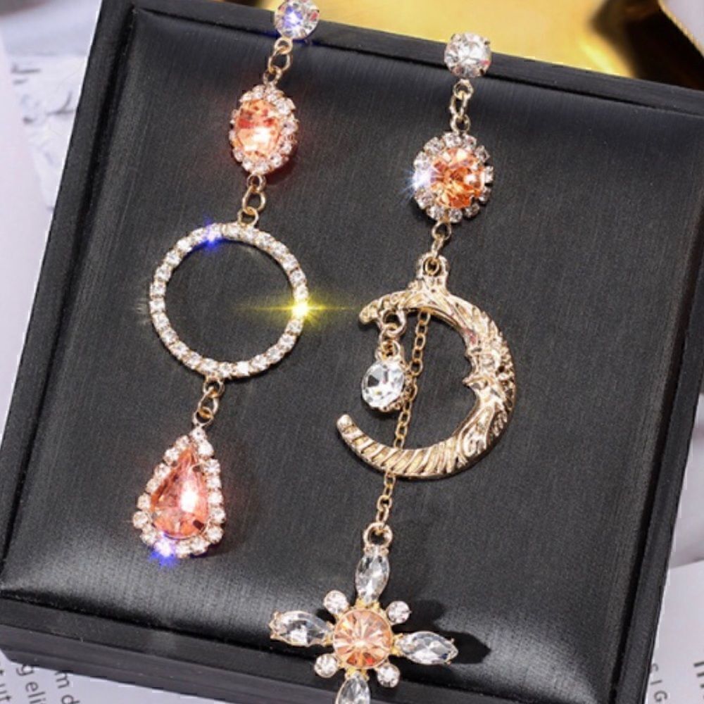 🌙 Betsey Johnson stunning celestial mismatched drop dangle earrings 🌙